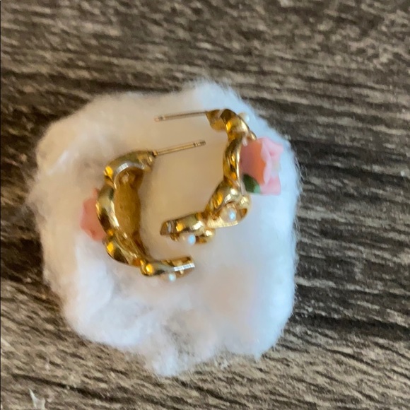 2 pairs of rose earrings - Picture 3 of 4